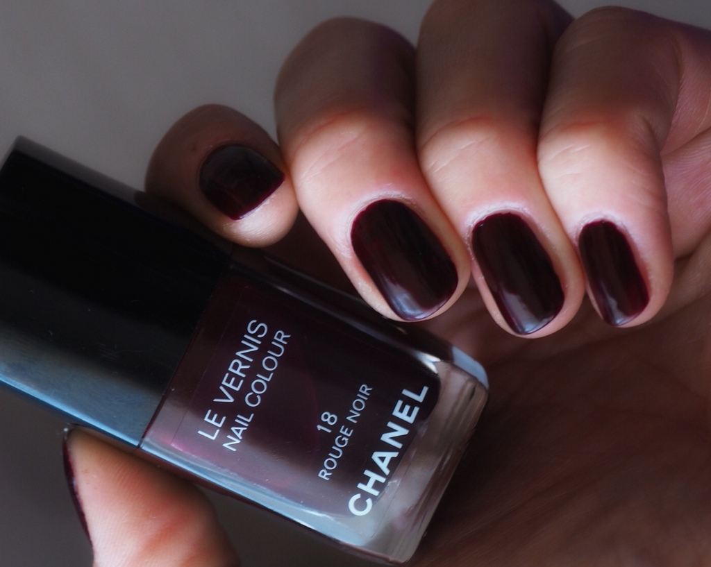 CHANEL LE VERNIS 18 Rouge Noir