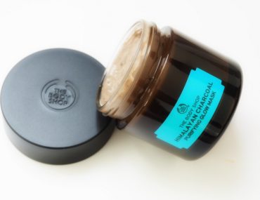The Body Shop DODAJĄCA BLASKU MASKA OCZYSZCZAJĄCA Z HIMALAJSKIM WĘGLEM