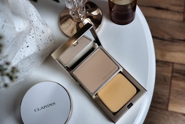 CLARINS w kompakcie Everlasting Compact Foundation