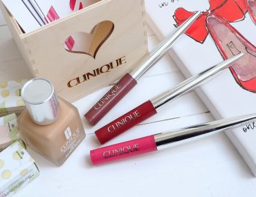 matowy puder do ust Clinique Pop™ Lip Shadow cushion matte lip powder.