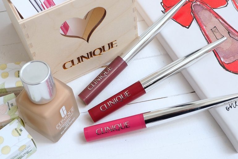 matowy puder do ust Clinique Pop™ Lip Shadow cushion matte lip powder.