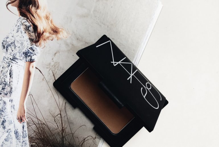 Kultowy brązer NARS Bronzing Powder